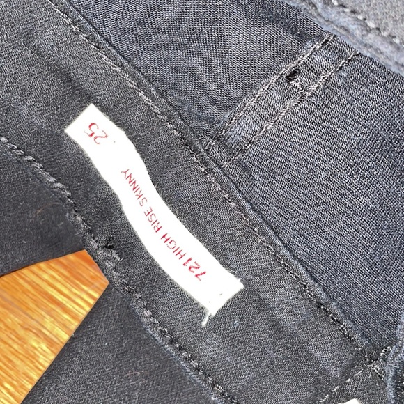 🥳HOST PICK🥳 Levis Black High Rise Skinny Jeans - Picture 5 of 8